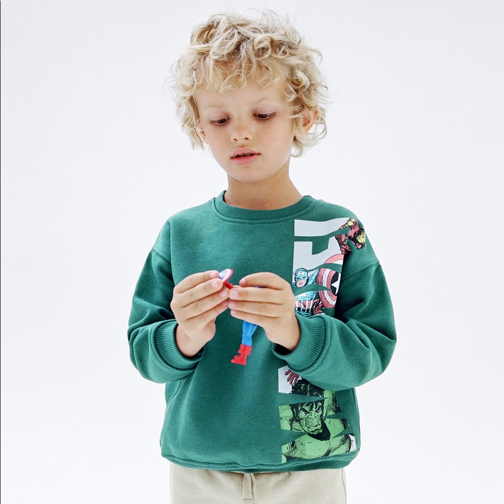 Zara Kids Green THE AVENGERS Sweatshirt. Size 3-4